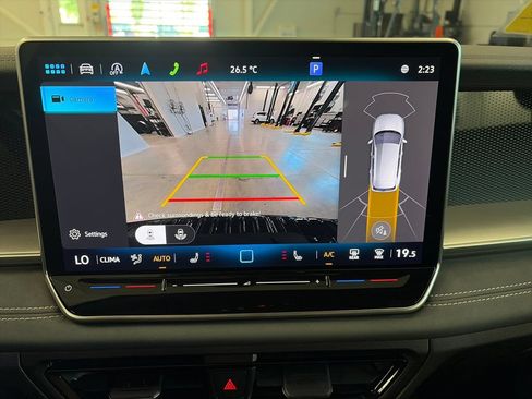 Certified 2025 Volkswagen Tiguan SE R-Line AWD/4WD image 16