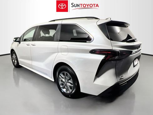 Used 2026 Toyota Sienna XLE FWD image 6