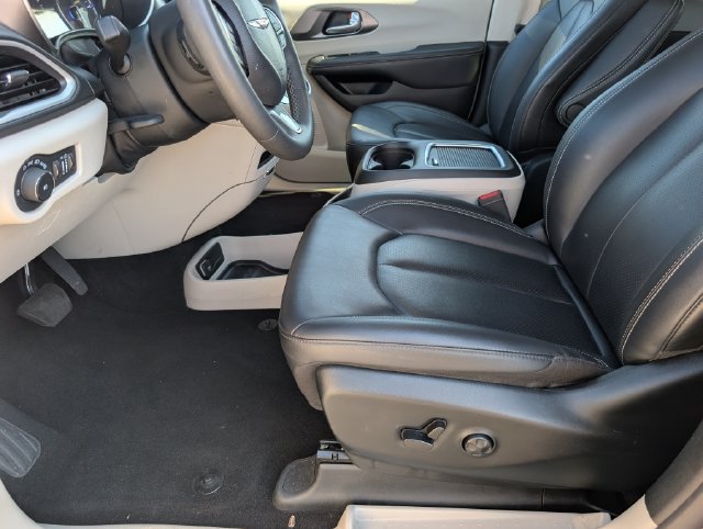 Used 2024 Chrysler Pacifica Touring-L FWD image 15