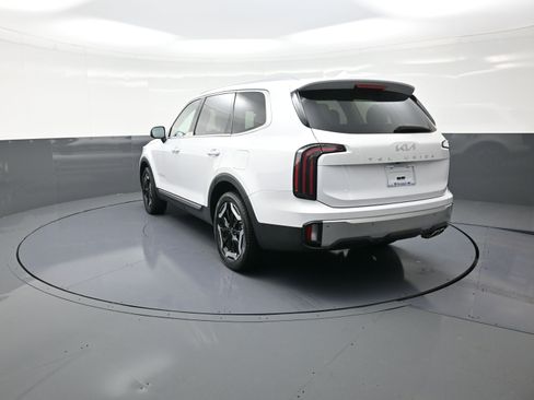 Used 2024 Kia Telluride EX w/ EX Captain's Chair Package image 5