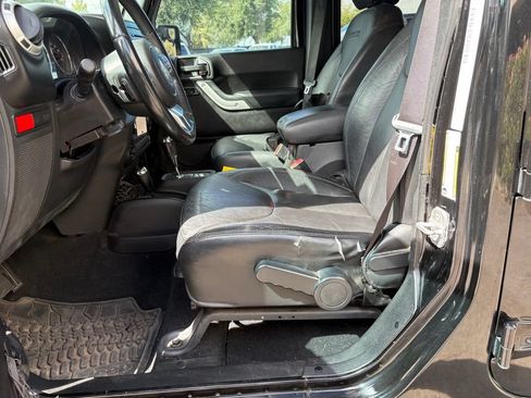 Used 2013 Jeep Wrangler Unlimited Rubicon AWD/4WD image 8