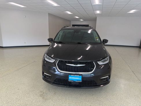Used 2022 Chrysler Pacifica Touring-L FWD image 2