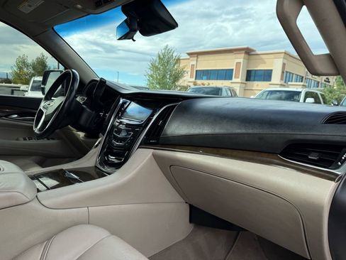 Used 2018 Cadillac Escalade Luxury image 31