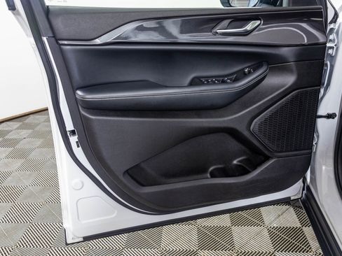 Used 2023 Jeep Grand Cherokee L Laredo image 38