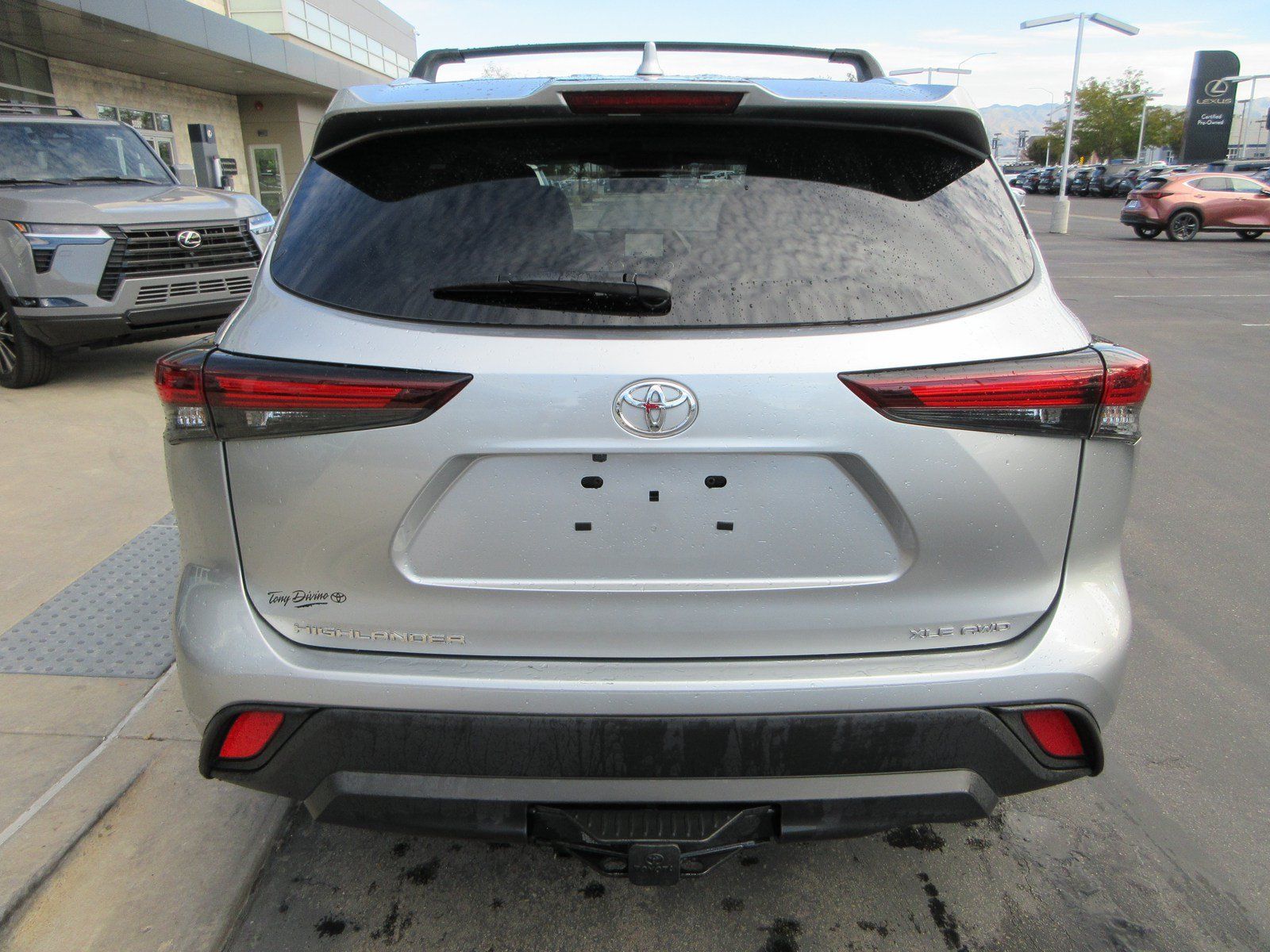 Used 2024 Toyota Highlander XLE AWD/4WD image 7