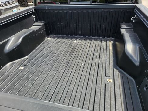 Used 2017 Toyota Tacoma SR5 w/ Tow Package RWD image 5