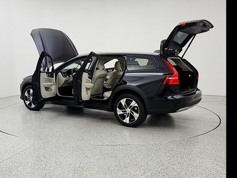 New 2026 Volvo V60 B5 Cross Country Plus w/ Climate Package AWD/4WD image 12