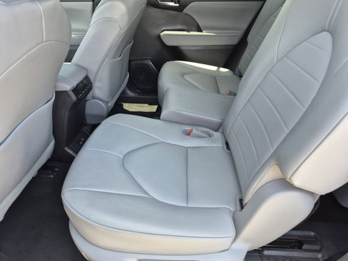 Used 2023 Toyota Highlander XLE AWD/4WD image 17