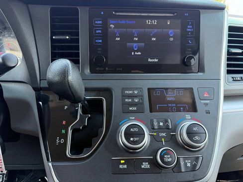 Used 2017 Toyota Sienna LE FWD image 37