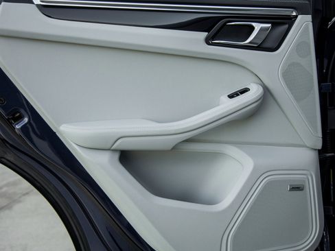 New 2026 Porsche Macan image 32