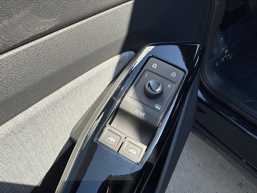 Certified 2025 Volkswagen ID.4 Pro AWD/4WD image 11