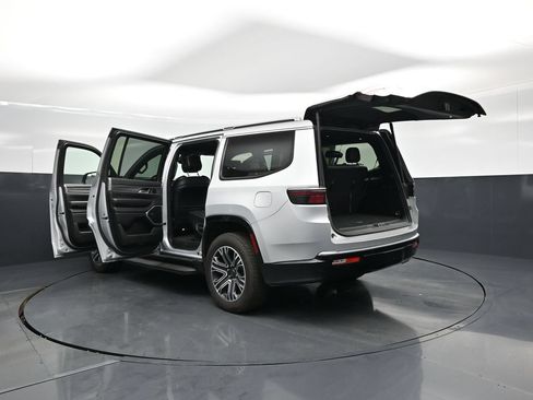Used 2025 Jeep Wagoneer Series II AWD/4WD image 35