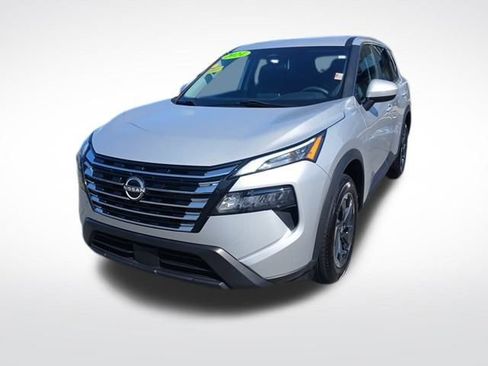 Used 2024 Nissan Rogue SV image 3