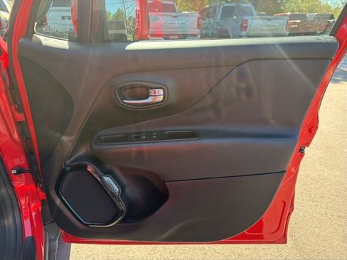 Used 2018 Jeep Renegade Altitude image 9