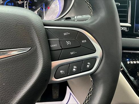 Used 2023 Chrysler Pacifica Touring-L FWD image 12