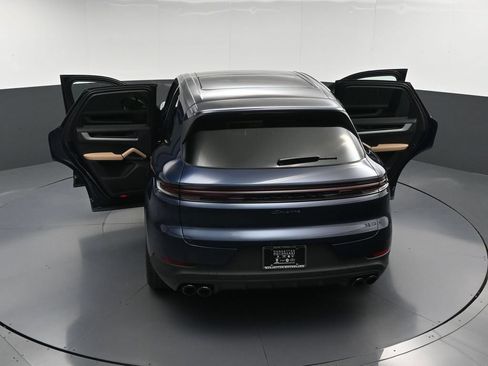 Certified 2025 Porsche Cayenne AWD/4WD image 33