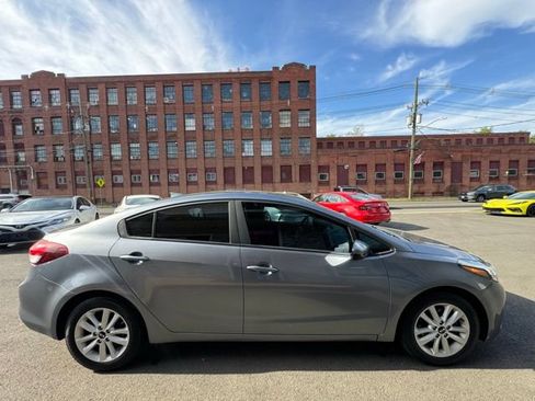 Used 2017 Kia Forte S FWD image 4