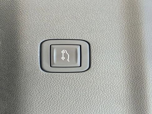 Used 2025 Chevrolet Suburban Z71 image 24