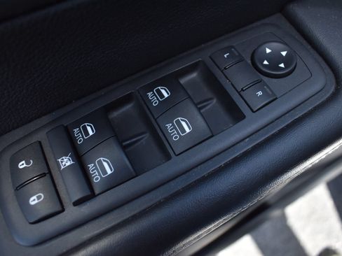 Used 2025 Chrysler Pacifica Select FWD image 13