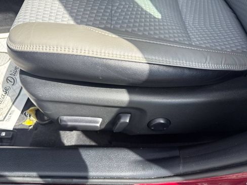 Used 2015 Toyota Camry SE w/ Moonroof Package FWD image 17