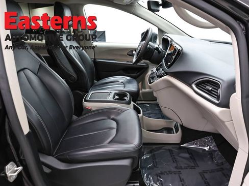 Used 2023 Chrysler Pacifica Touring-L FWD image 24