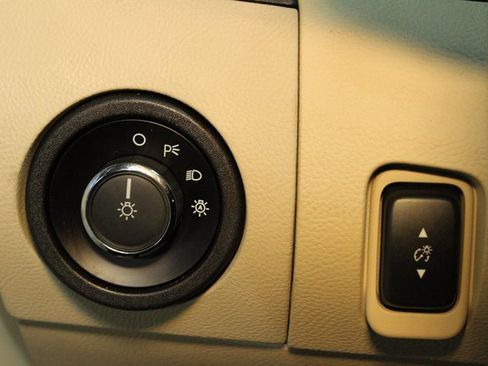 Used 2017 Ford Taurus SE image 16