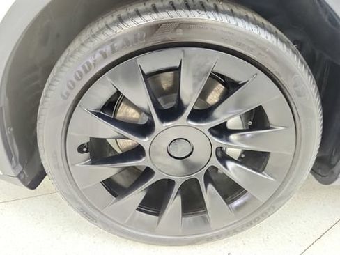 Used 2024 Tesla Model Y 2WD image 77