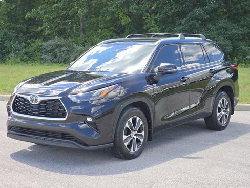 Used 2022 Toyota Highlander XLE AWD/4WD image 5
