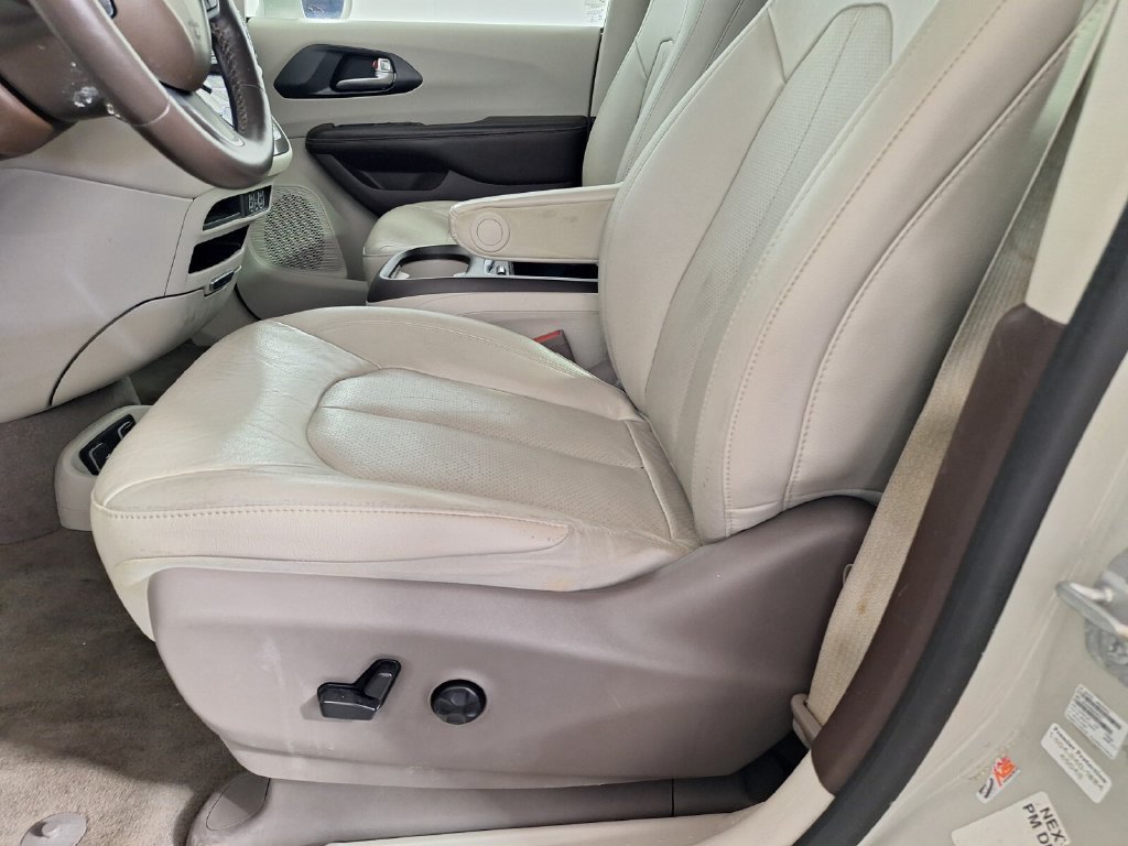 Used 2021 Chrysler Pacifica Touring-L FWD image 29