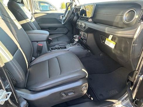 New 2025 Jeep Gladiator Sport image 19