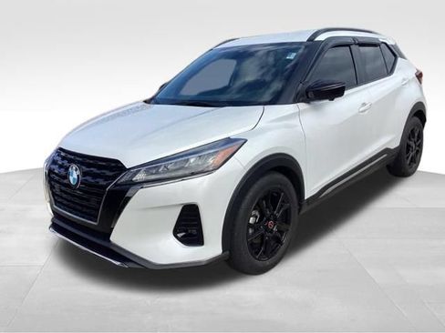Used 2023 Nissan Kicks SR w/ SR Premium Package FWD image 1