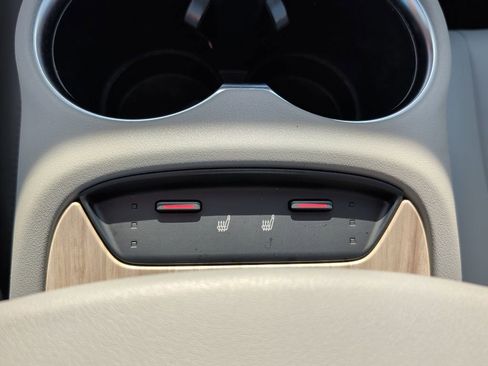 Used 2023 Toyota Venza XLE image 25