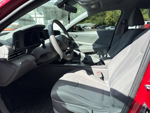 Used 2022 Hyundai Elantra SE FWD image 14