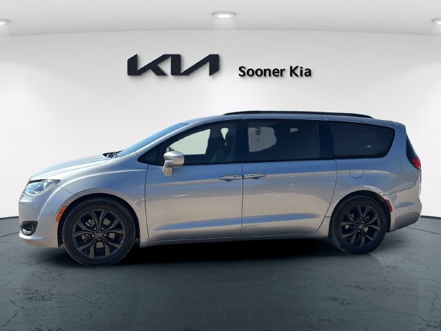 Used 2019 Chrysler Pacifica Touring-L w/ S Appearance Package FWD image 3