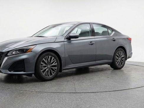 Used 2025 Nissan Altima 2.5 SV image 3