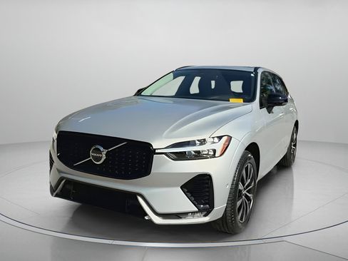 Used 2025 Volvo XC60 B5 Plus image 10