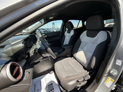 Used 2025 Chevrolet Trax RS w/ Driver Confidence Package image 23