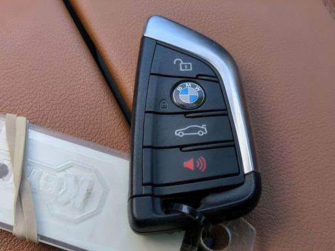 Used 2023 BMW 540i w/ Premium Package image 30