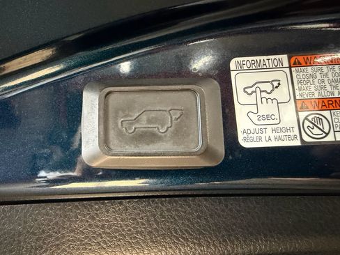 Used 2018 Toyota RAV4 Limited AWD/4WD image 20