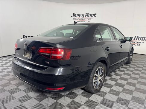 Used 2017 Volkswagen Jetta SE FWD image 5