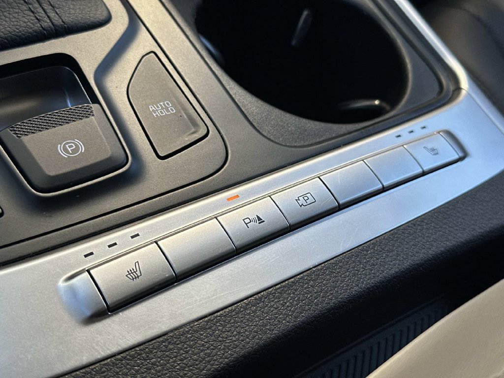 Used 2025 Kia Carnival FWD image 24