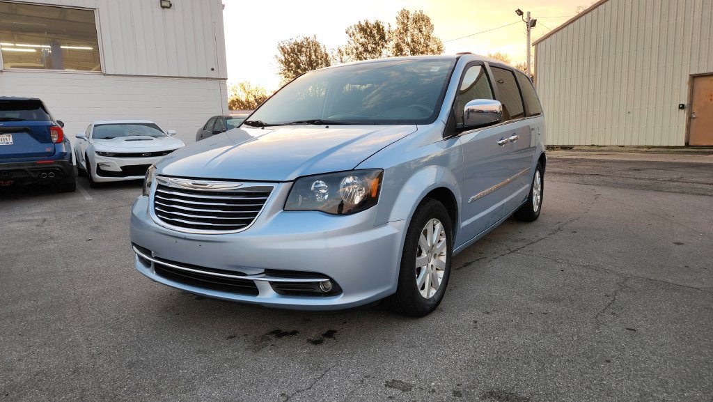 Used 2012 Chrysler Town & Country Touring-L w/ Entertainment Group #2 FWD image 11