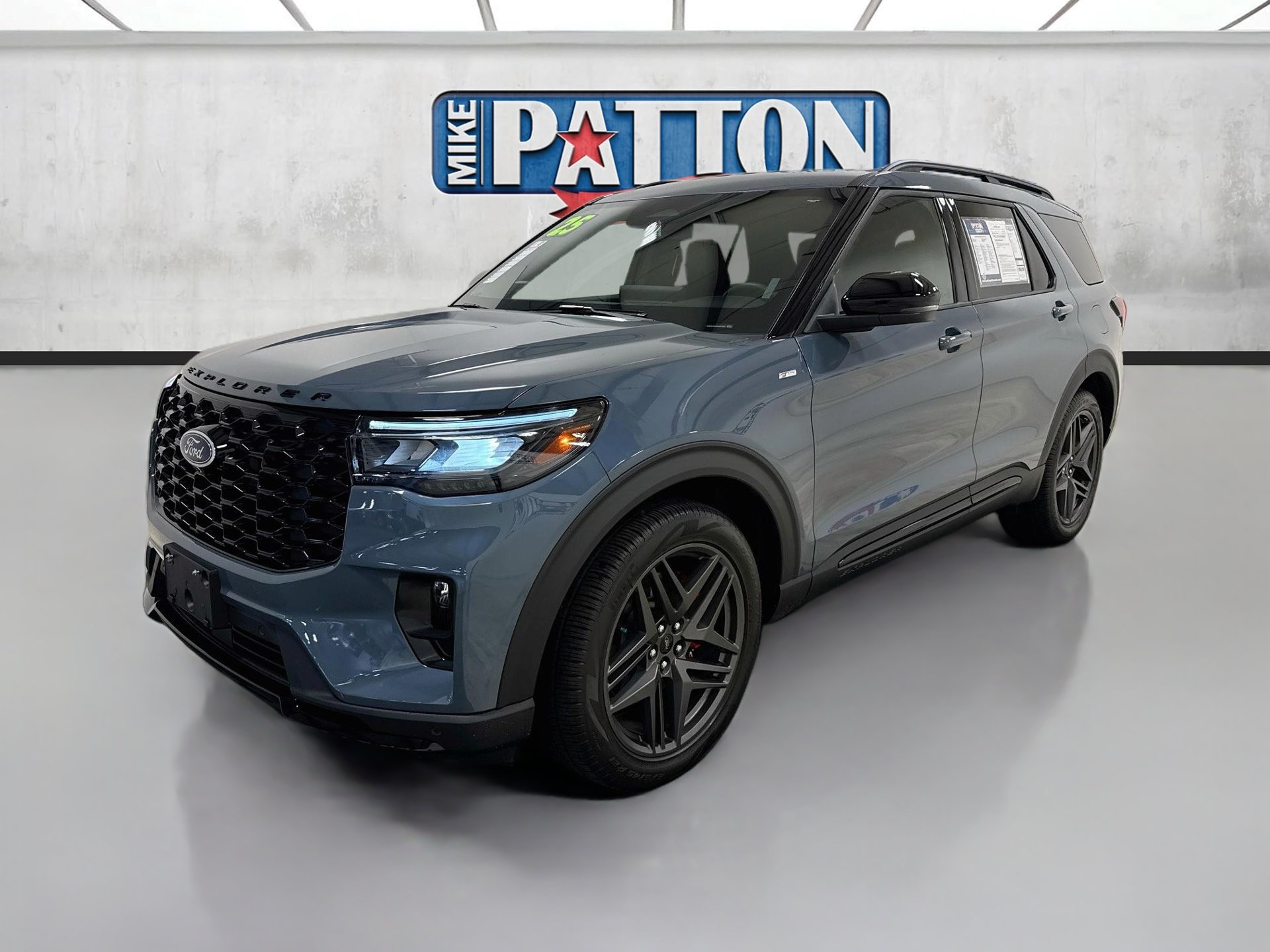 Used 2025 Ford Explorer ST-Line w/ Premium Package RWD image 3