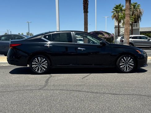 Used 2024 Nissan Altima 2.5 SV FWD image 2