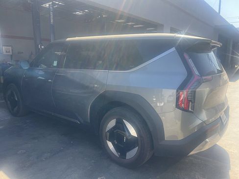 Used 2024 Kia EV9 Light Long Range RWD image 4