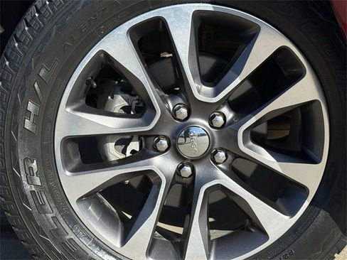 Used 2017 Jeep Grand Cherokee Overland image 10