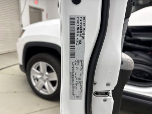 Used 2022 Jeep Compass Latitude w/ Convenience Group AWD/4WD image 19