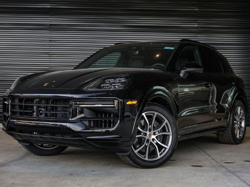 Used 2025 Porsche Cayenne image 1