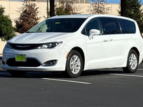 Used 2020 Chrysler Pacifica Touring image 14