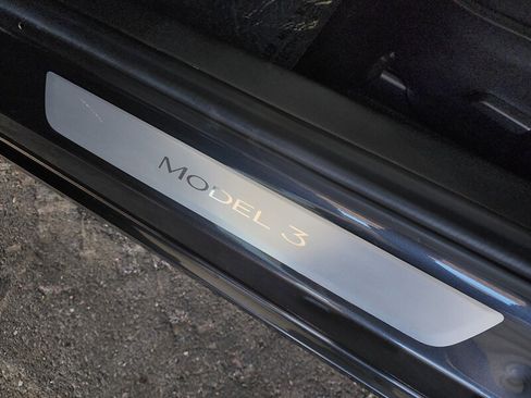 Used 2018 Tesla Model 3 Long Range RWD image 19